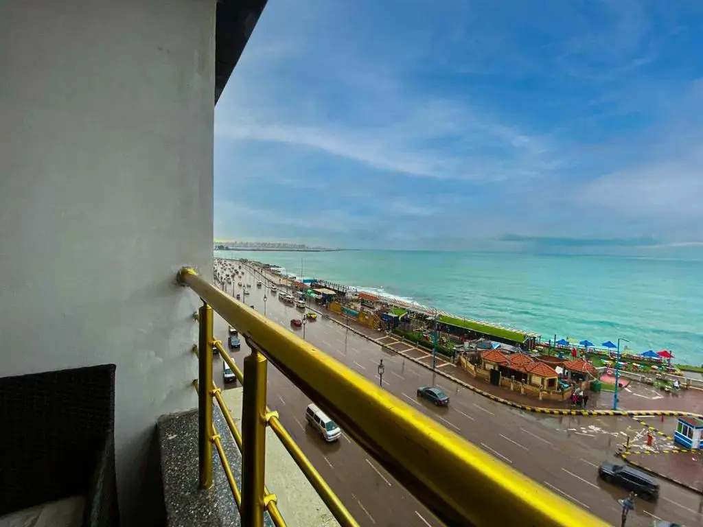 Stunning 3 BED APT Beach front Panoramic View ALEX