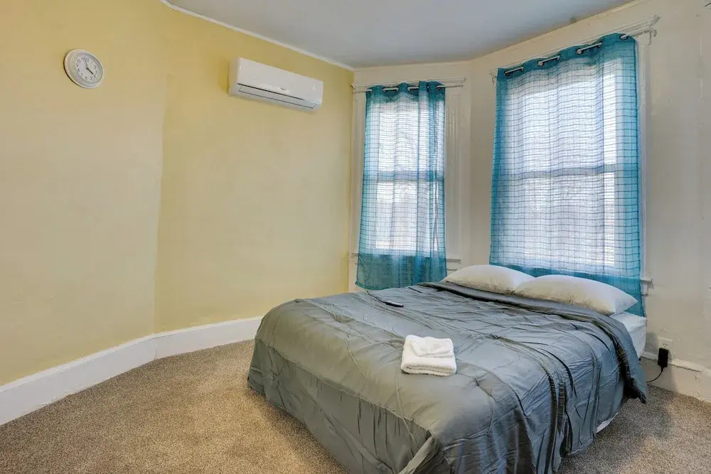 Easy City Commuting! Walkable Newark Duplex
