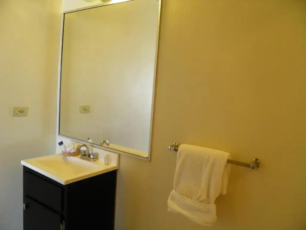#53 Bungalow Seaside Hotel & Victors RV Park