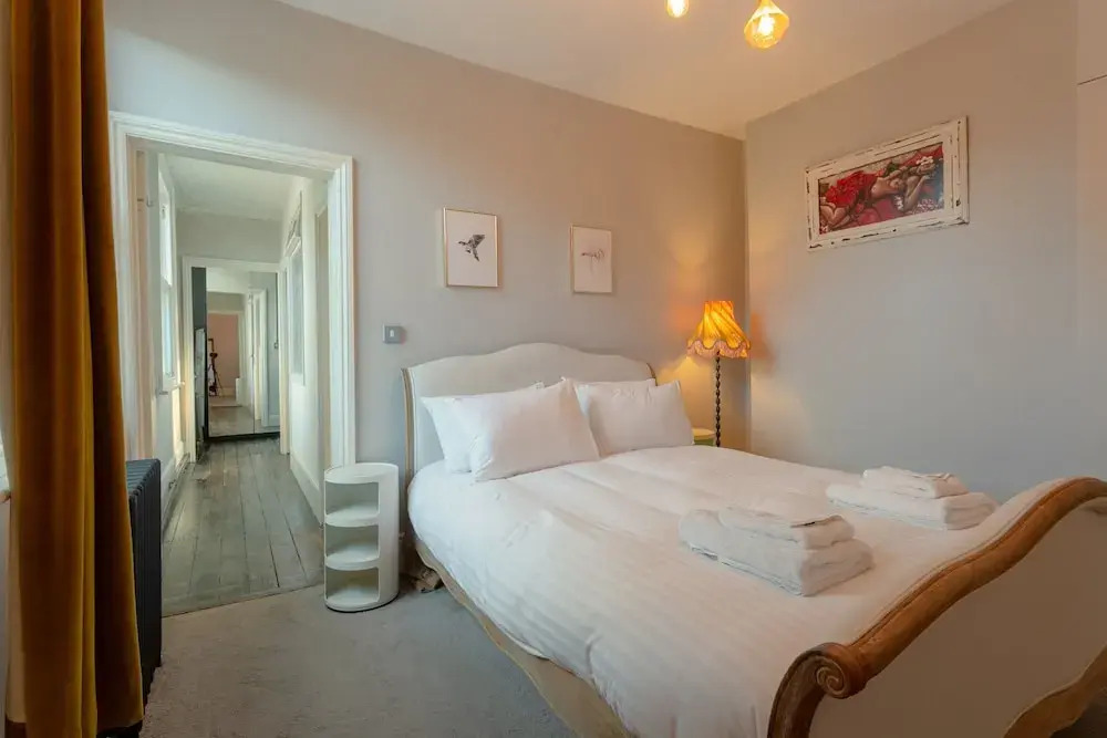2 Bedroom Apartment Near Queens Park