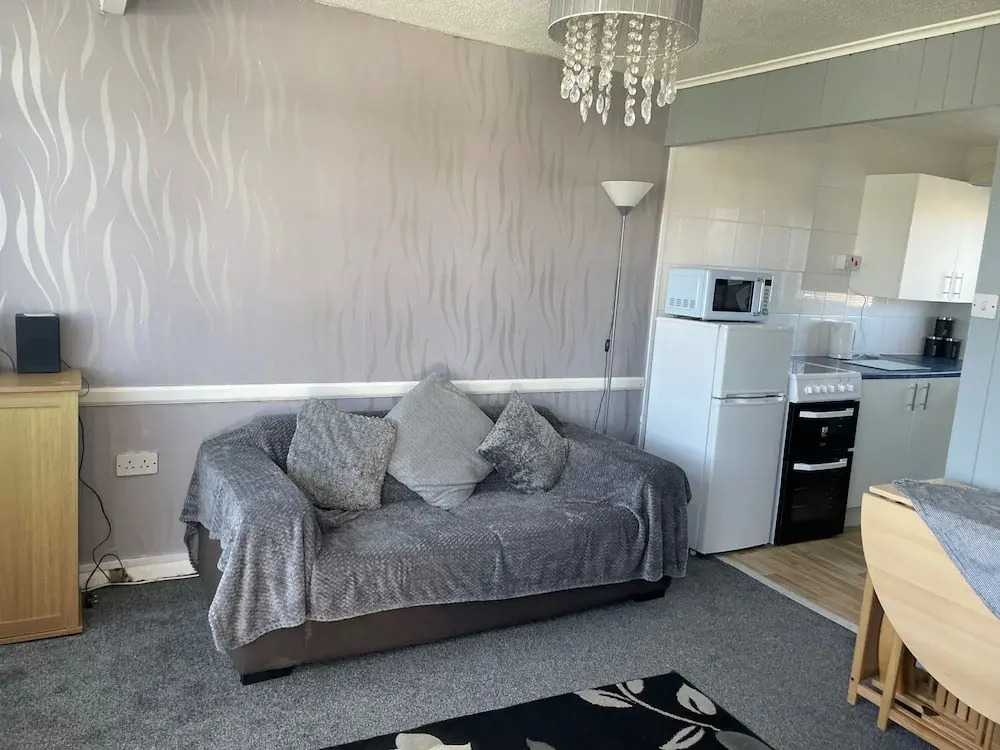 2-bed Seaside Retreat - Sleeps 5 & Parking