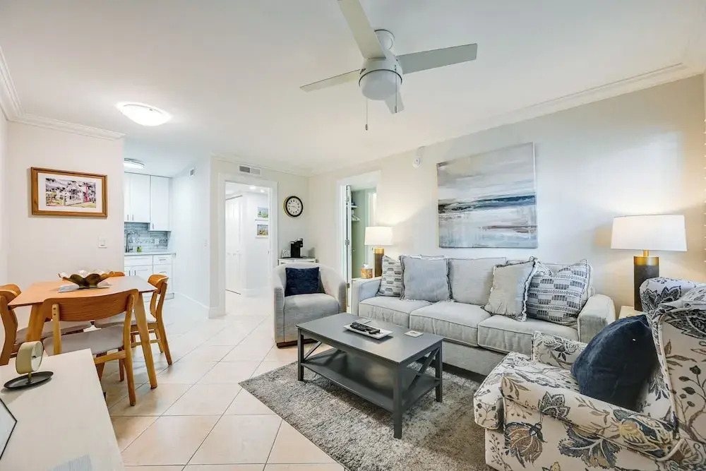 Naples Condo w/ Pool - Walk to Dining & Beach