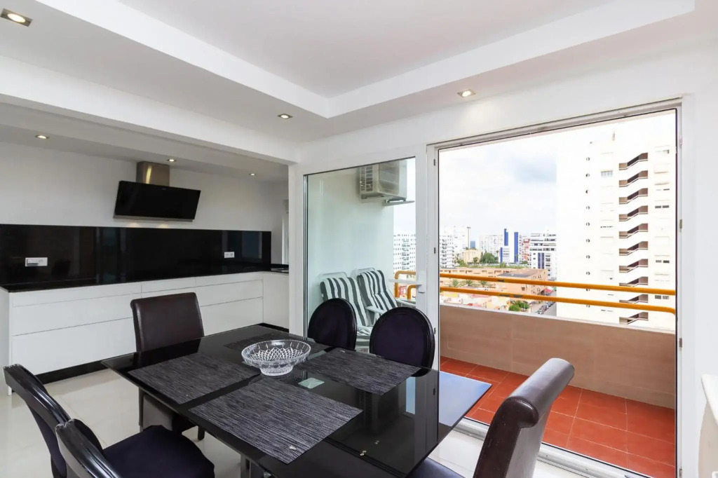 The White Apartment: Luxury, Beach and Design