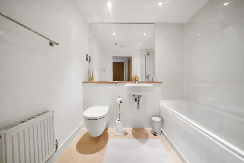 Stevenage's No1 Town Centre Apartment, Upto 5 People, With Free Car Park - Book Today