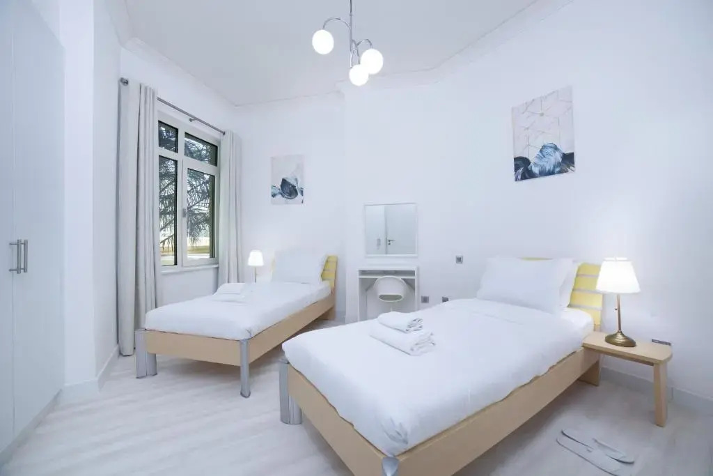 2BR ON PALM JUMEIRAH SHORELINE 12 - Pool & Beach Access