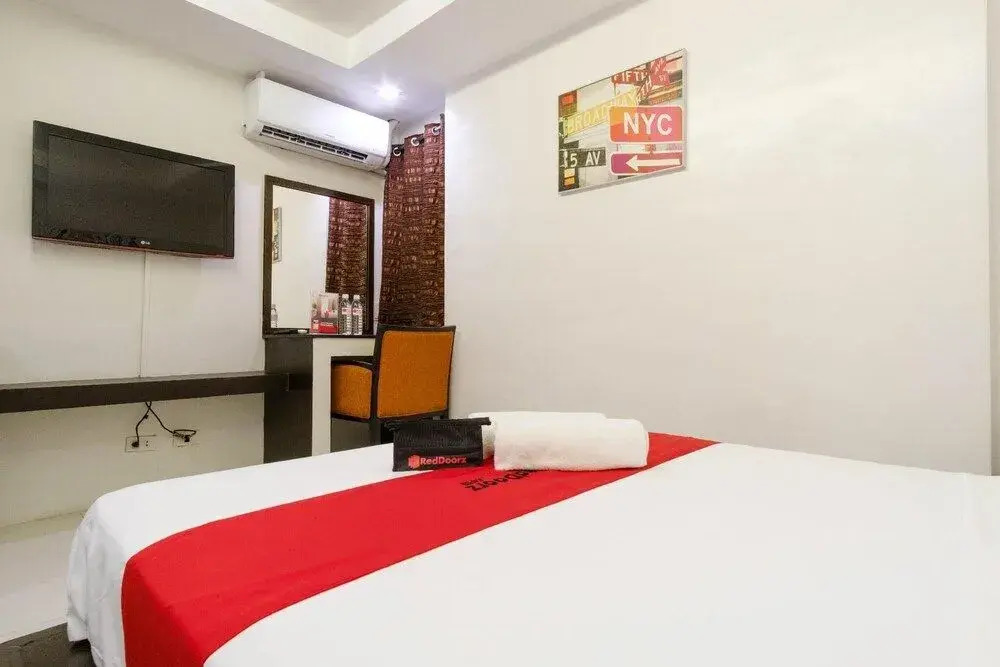 RedDoorz near Quezon City Circle