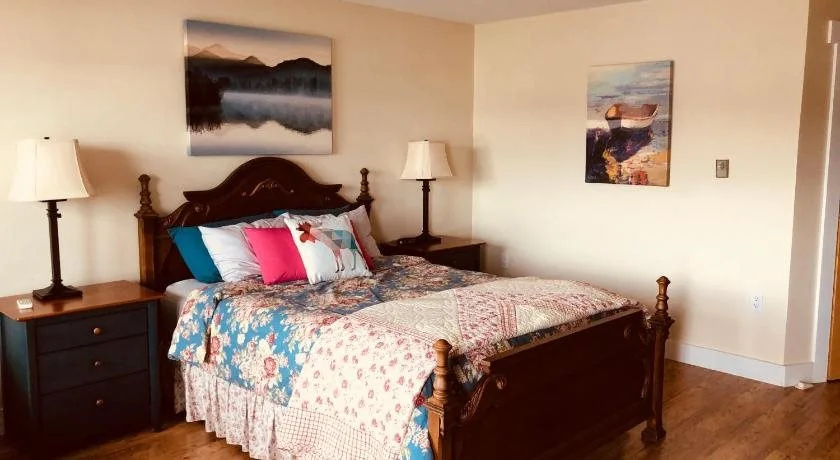 The Water's Edge Inn & Gallery