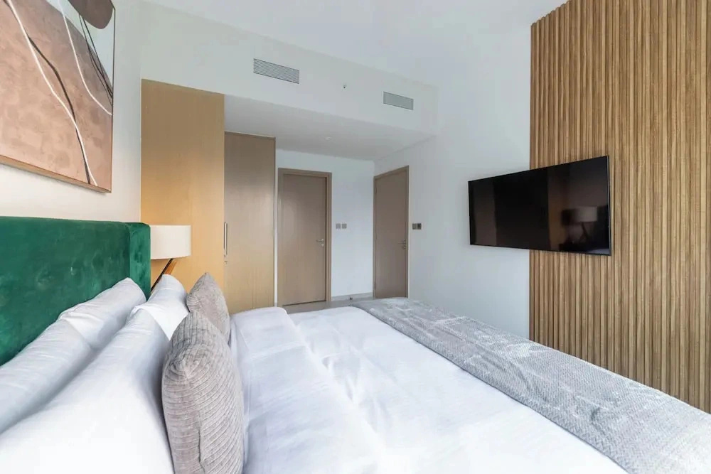 Spacious 2BR with Burj Khalifa View