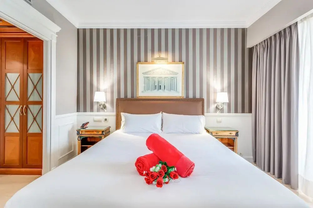 Apartamentos Guadalpin Suites