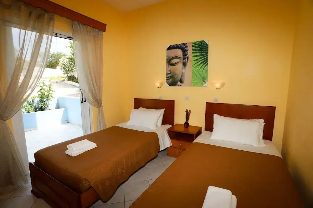 Agios Georgios - 2 Beds - Sleeps 4 - Free Parking