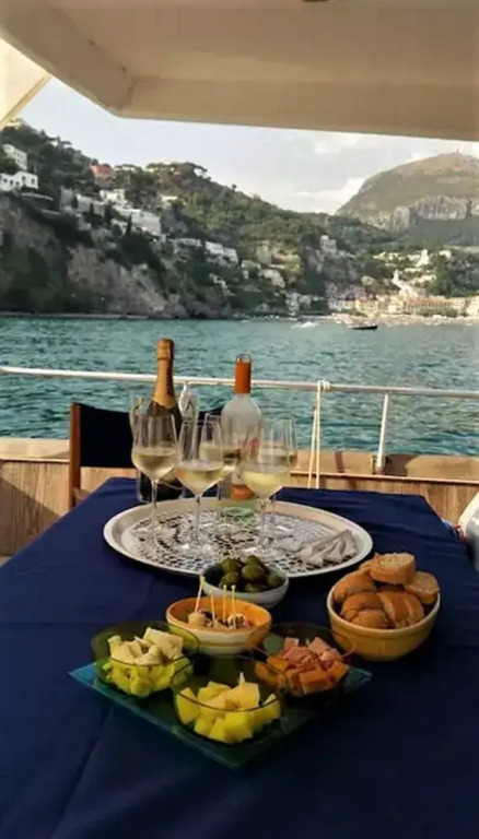 Yacht Akhir Cruise - Amazing Boat At Salerno'S Port With 3 Bedrooms An