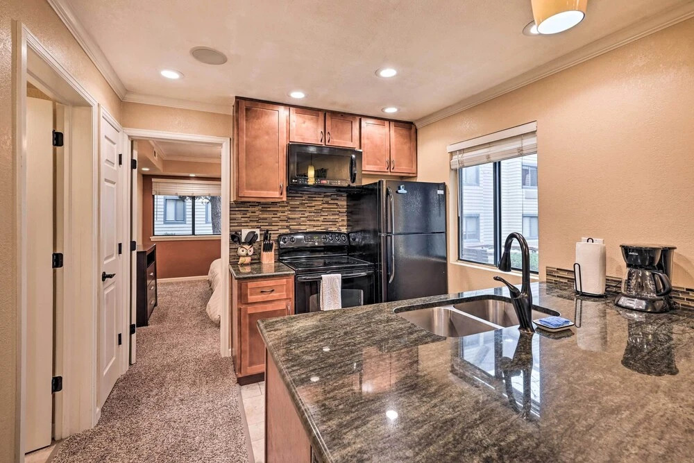 Condo w/ Patio & Pool Access in Greenwood Village