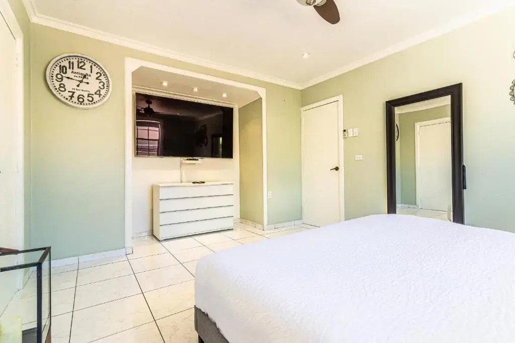 Large Villa With View! Private Pool Free Utilities!