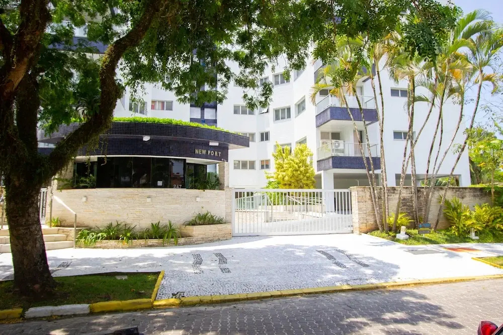 Duplex na Riviera à 70m da praia e próximo ao Shopping.
