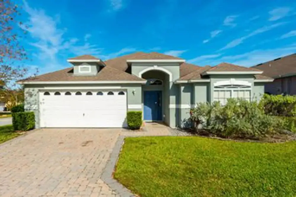 An Amazing 4 Bedroom House With ots own Swimming Pool