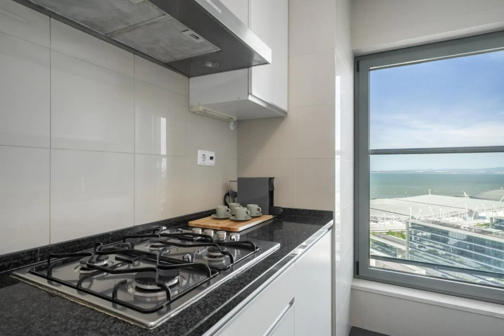 WHome @Panoramic Living w/ Elevator, AC, Garage perfect for Families & Business Travellers