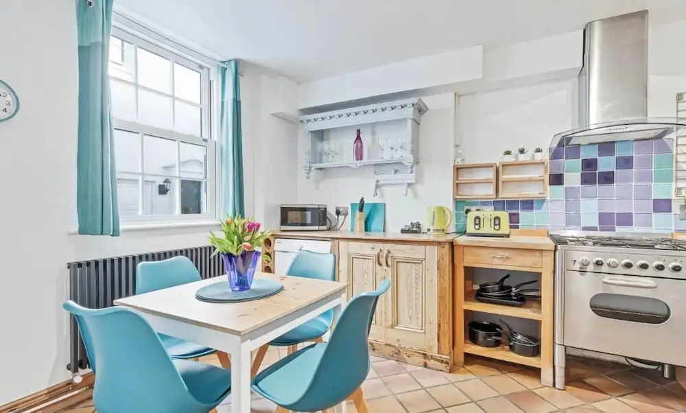 Pebble Mews House - Sleeps 6 to 8 Guests