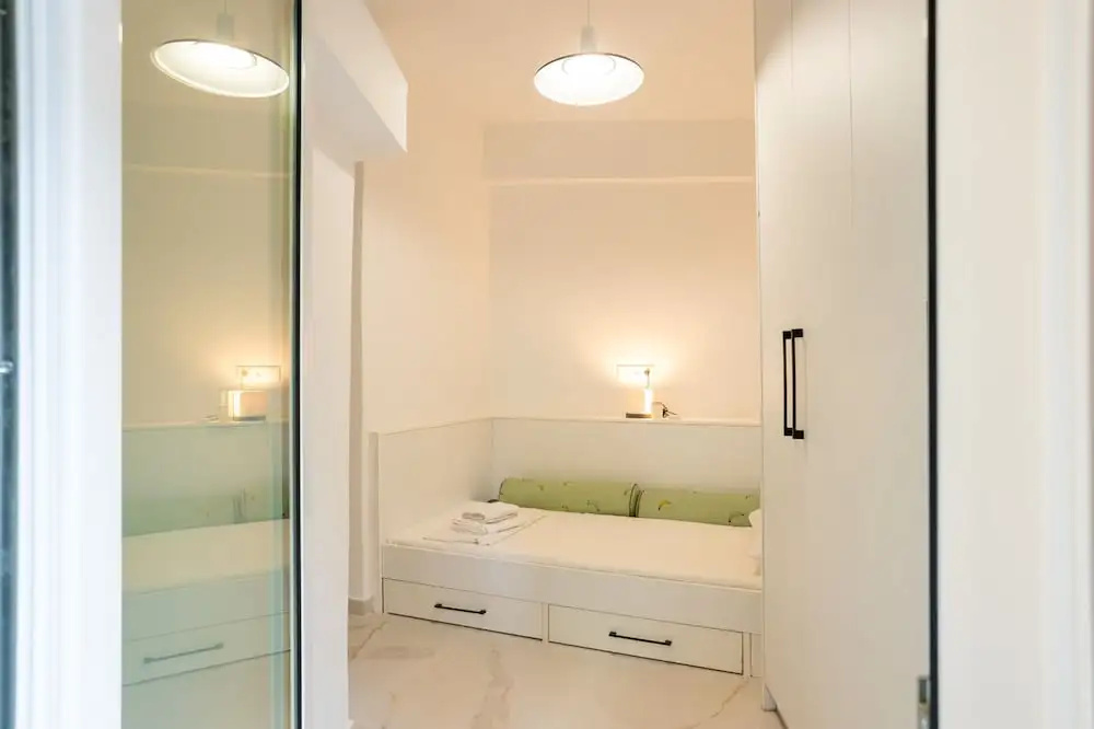 Renovated 2-bedroom Apt Near the Athenian Coast