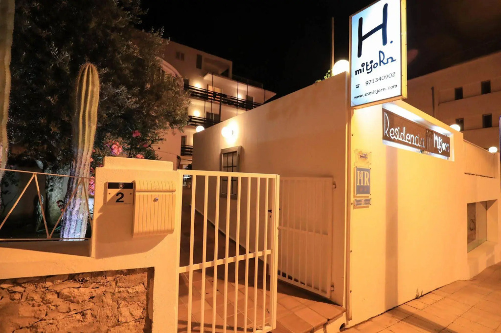 Es Mitjorn Hotel