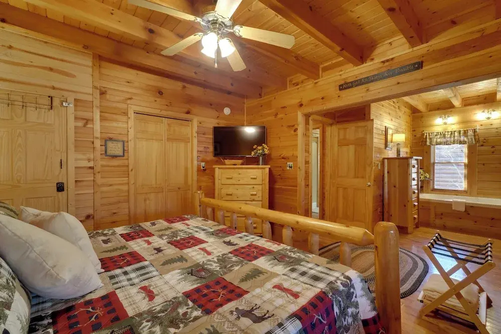 Gatlinburg Scenic Cabin w/ Hot Tub 2 Mi to Dtwn
