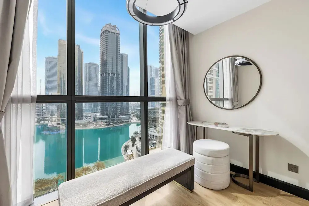 1BR by the Lake Near DMCC Metro Station