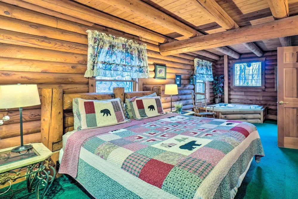 Gatlinburg Log Cabin w/ Hot Tub & Mountain Views