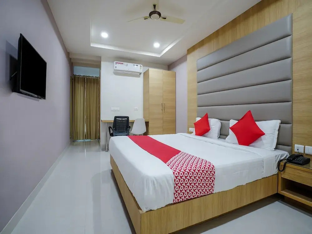 OYO 14745 Veeraj Suites