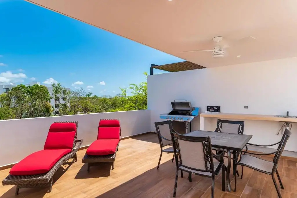 Entire House- 3BR with Private Roof Top Deck