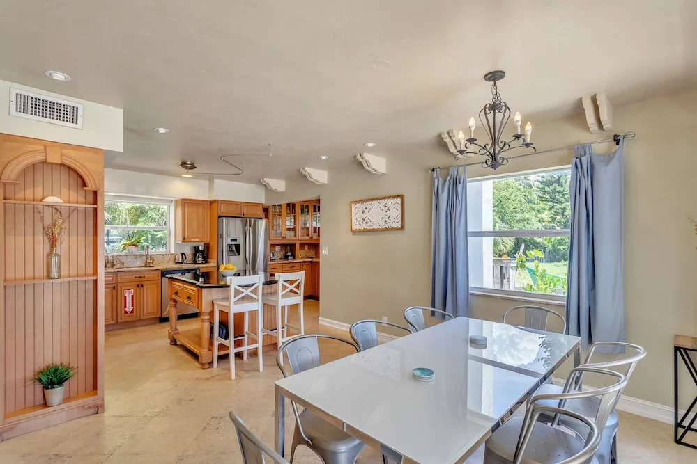 Luxurious Oasis In Fort Lauderdale's Heart 5 Bedroom Home by RedAwning