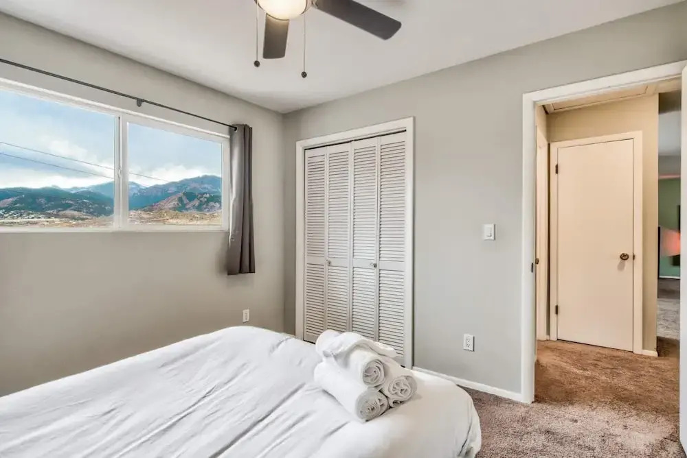 2brclose To Hiking & Garden of Godsbose Surround Sound Pet-friendly