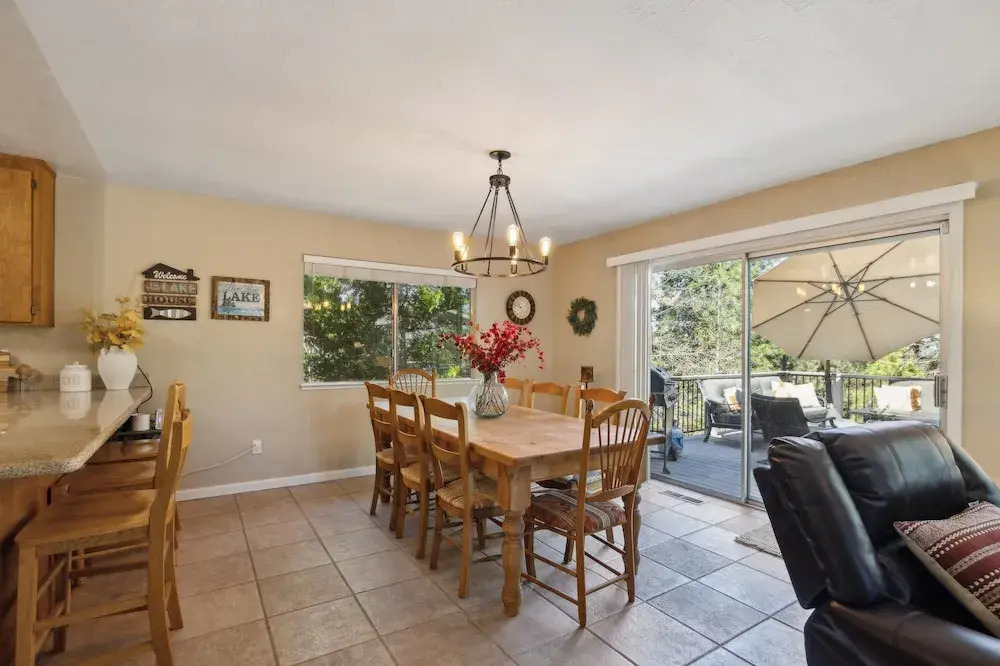 Whispering Pines Retreat 5 Bedroom Home by Yosemite Region Resorts