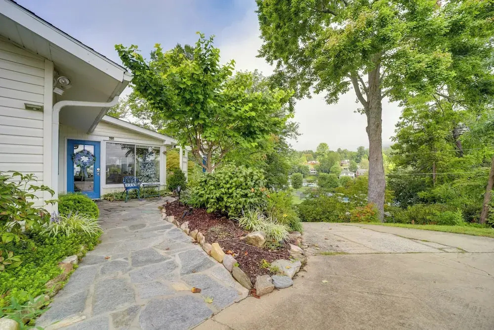 Serene Lake Junaluska Gem: Deck & Mountain Views