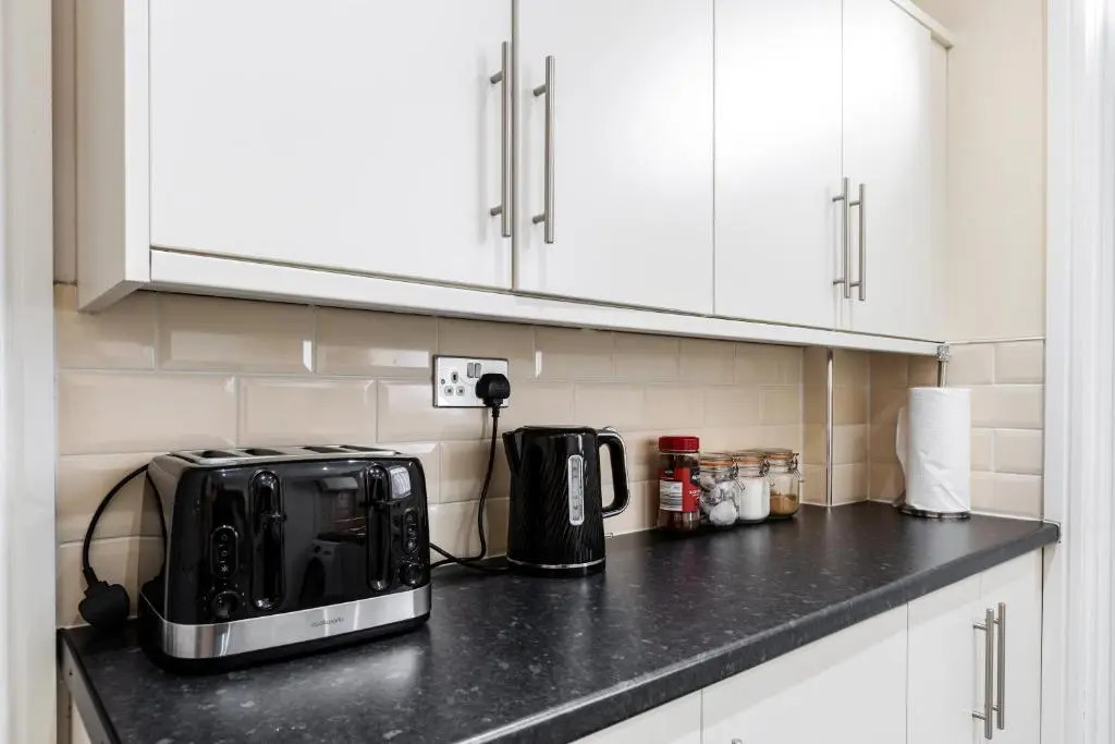 JETSON HOUSE - LUXURY 4-BED WITH KING SIZE BEDROOM Near Etihad