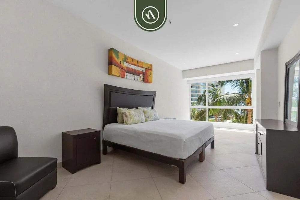 Oceanfront 2 BR Condo - Beach - Restaurant - Gym