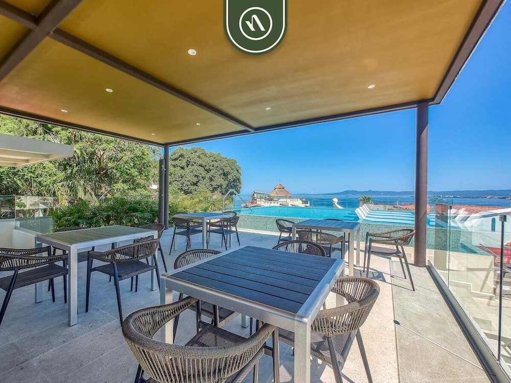Luxury 2 BR Condo in the Jungle - Oceanview Pool