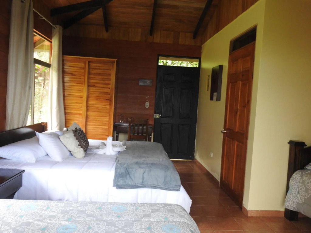 Hotel y Puentes Colgantes Heliconias Rainforest Lodge