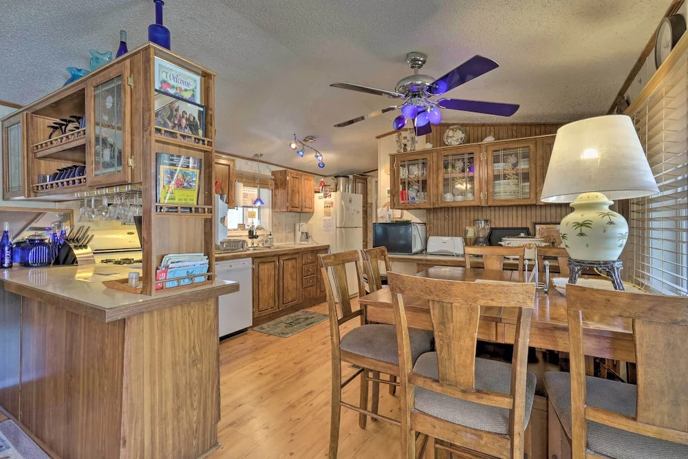 Quaint Chincoteague Island Hideaway w/ 2 Porches!