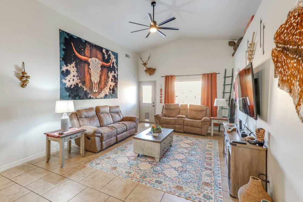 Fire Pit, Pets Welcome: Home 4 Mi to Dtwn Carlsbad