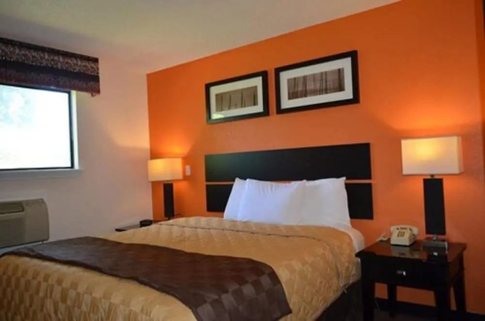 Enfirld Inn and Suites Bradley Airport