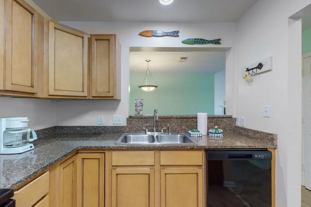3b/2b w/ Pool & Tennis Court, Sleeps 6