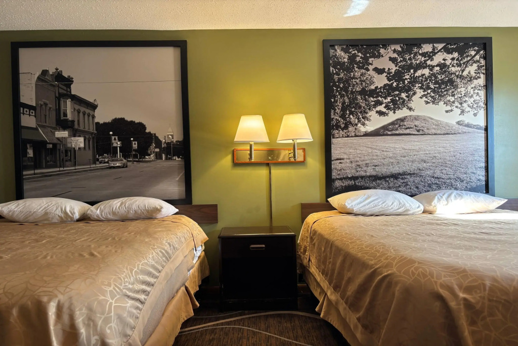 Super 8 by Wyndham Normal Bloomington