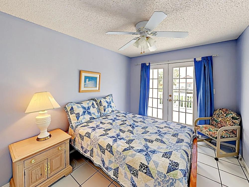 New Listing! Island W/ Pool, Walk To Beach 3 Bedroom Condo