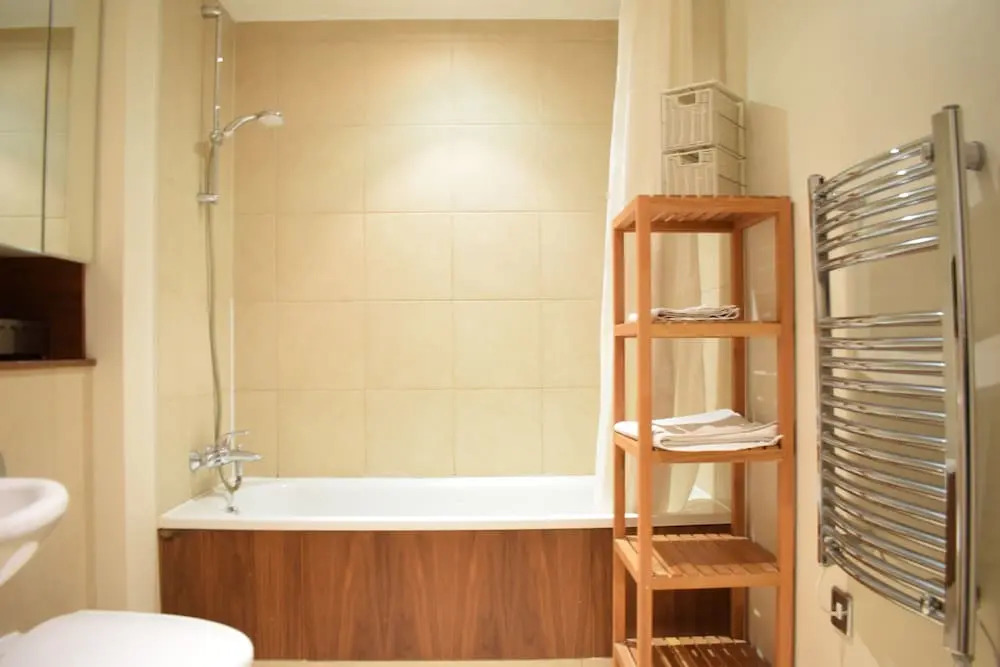 Modern 2 Bedroom Apartment Near Chelsea Harbour With Balcony