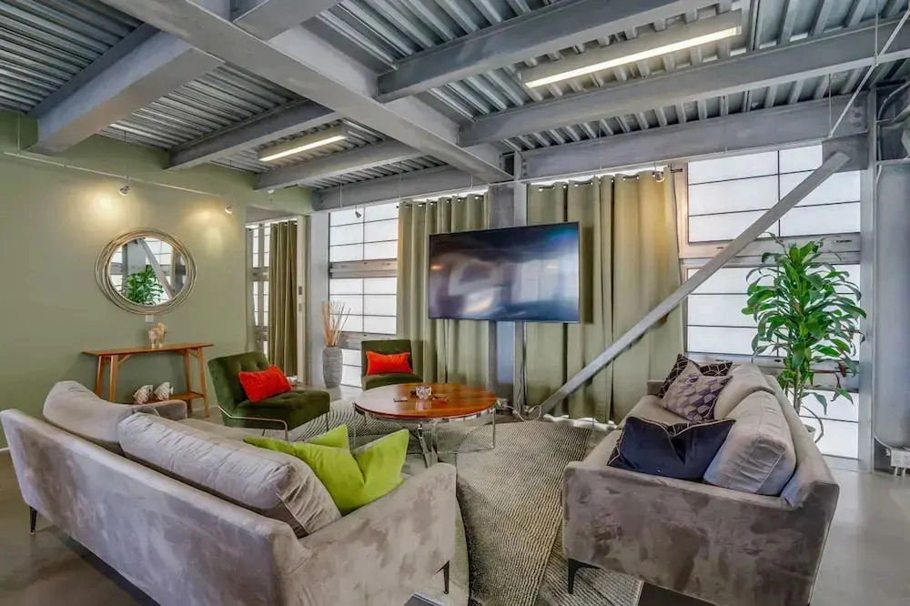 Modern Penthouse in Venice Beach-the Steel Rose