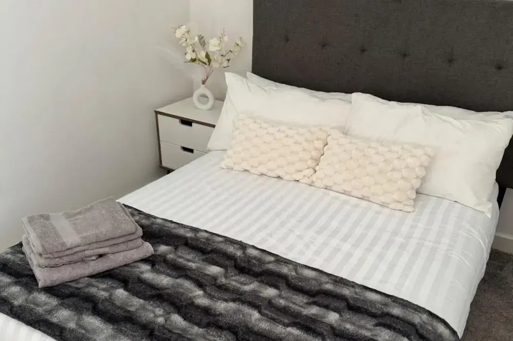 Stylish 2-bed Apt-private Parking-10mins to Centre