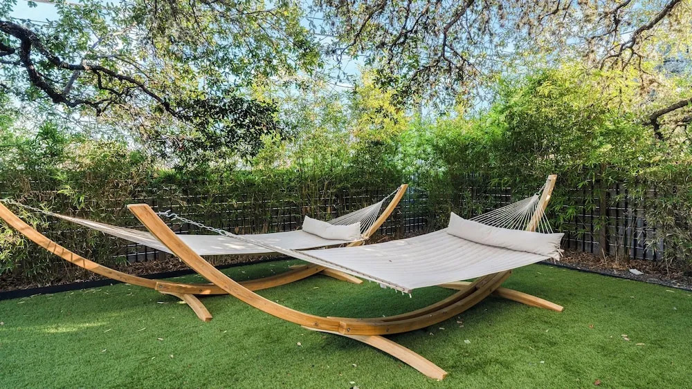 Sleeps 32, Private Compound w/ Putting Green Bouldin Collective by Avantstay