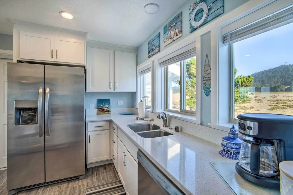 Gold Beach Home w/ Hot Tub, 1/4 Mi to Beach