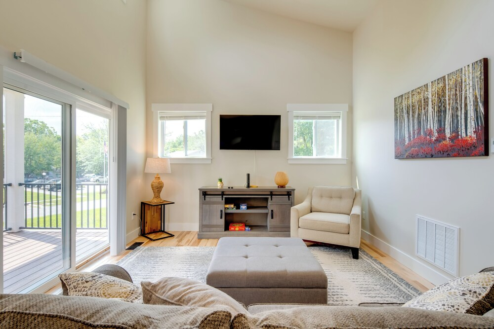 Peaceful Hendersonville Home < 2 Mi to Main St!