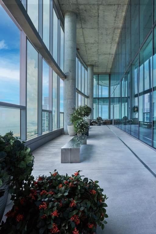 Top-tier Stay 49th Fl Lakefront City Views