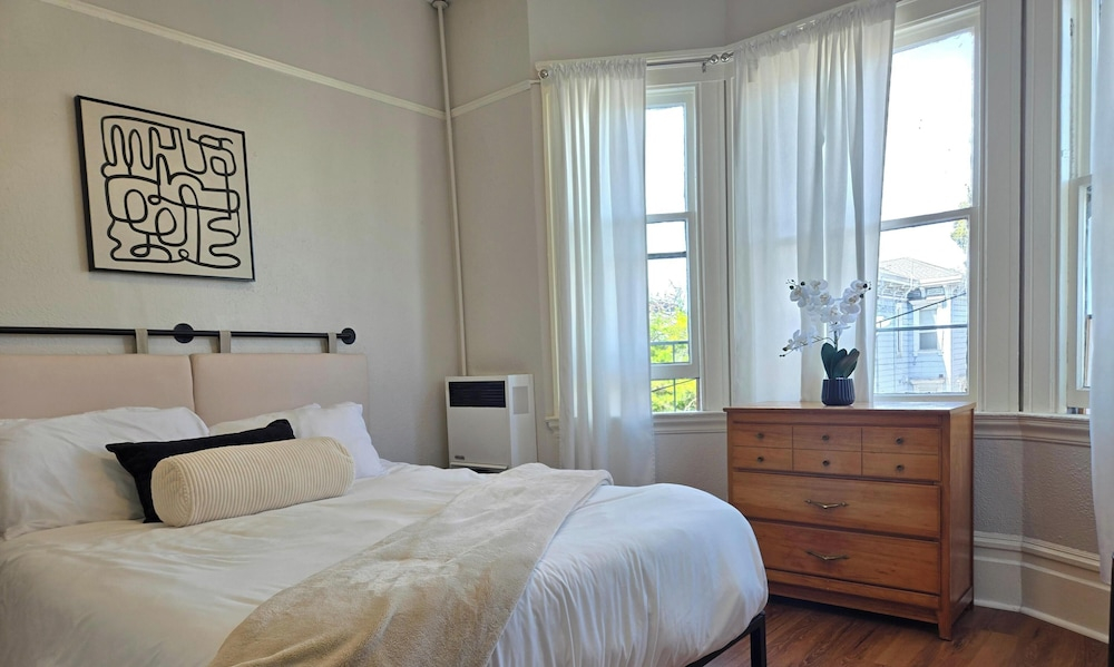 Gorgeous 3 Bedroom In Downtown